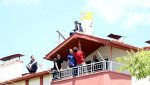 Çatıya çıkan genci polis sohbet ederek ikna etti
